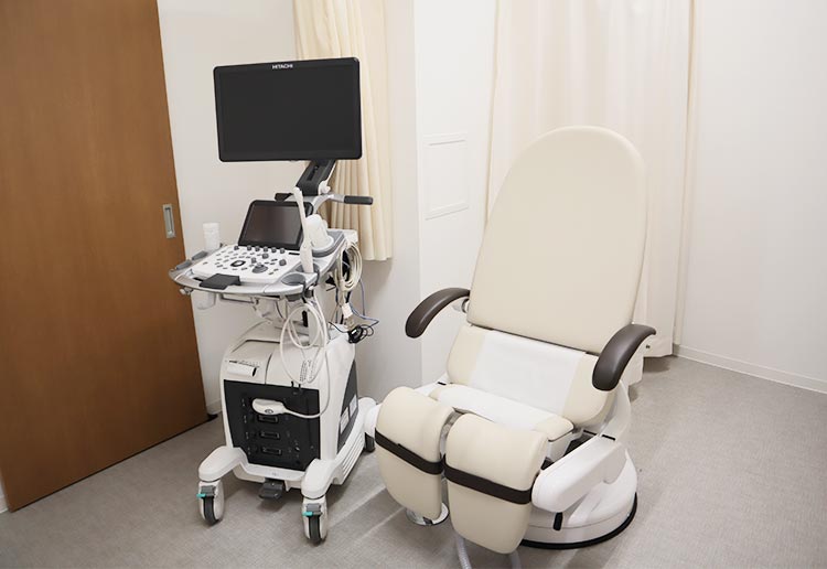 超音波診断装置（HITACHI ARIETTA 65）+ 内診台